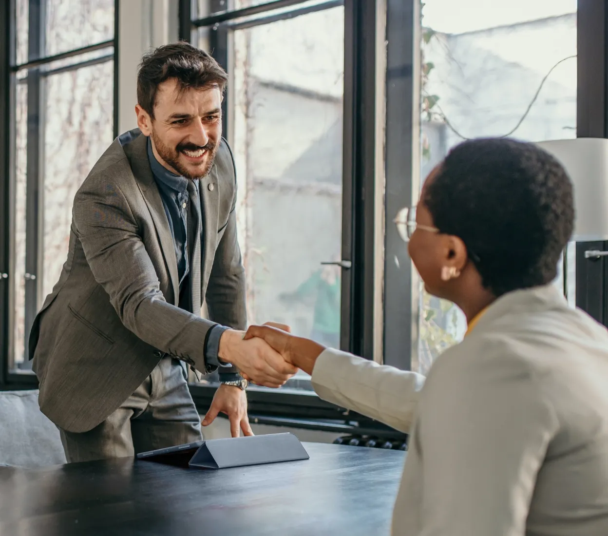 Partenaire d’affaires lors d’une entrevue avec un candidat pour définir ses ambitions professionnelles